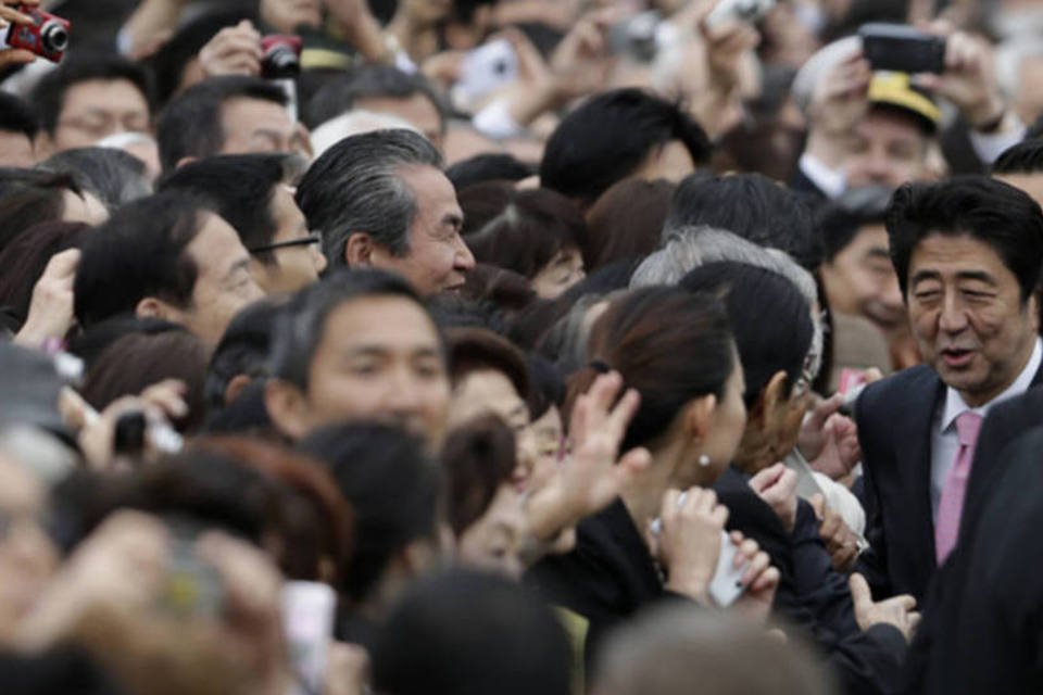 Premiê do Japão e sua política econômica têm forte apoio