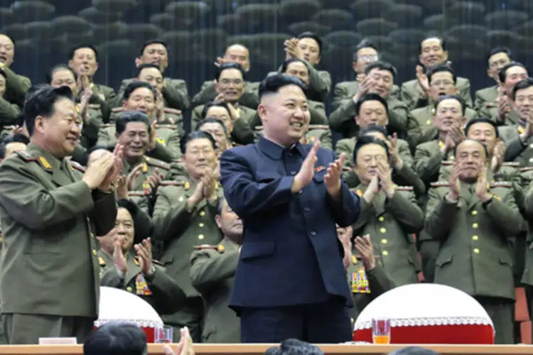 Oficiais militares aplaudem o líder norte-coreano Kim Jong-un em Pyongyang (KCNA/Reuters)