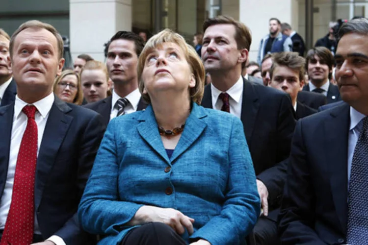Primeiro-ministro polonês  Donald Tusk, chanceler alemã Angela Merkel e Anshu Jain, co-presidente-executivo do Deutsche Bank em Berlim (Fabrizio Bensch/Reuters)