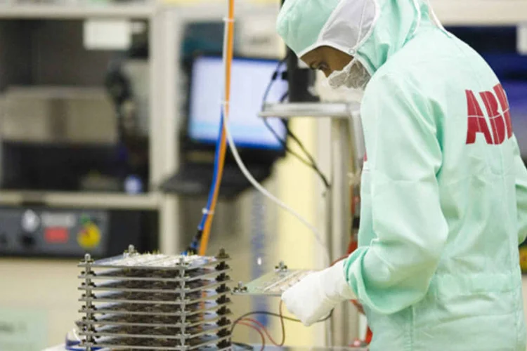 
	Funcion&aacute;rio da ABB em uma f&aacute;brica do grupo em Lenzburg: transa&ccedil;&atilde;o posicionar&aacute; companhia como maior fornecedor mundial de inversores solares
 (Michael Buholzer/Reuters)