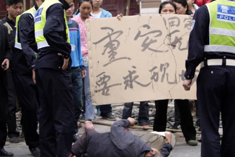 Sobreviventes de terremoto na China protestam reclamando da falta de apoio do governo no vilarejo de Chaoyang, em Lushan (Jason Lee/Reuters)