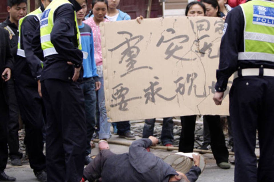 Sobreviventes protestam após terremoto na China
