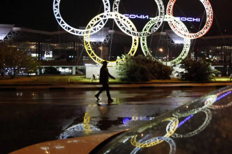 
	An&eacute;is ol&iacute;mpicos no aeroporto de Sochi, cidade-sede da Olimp&iacute;ada de Inverno de 2014:&nbsp;novas regras vetam qualquer tipo de l&iacute;quidos a bordo
 (Alexander Demianchuk/Reuters)