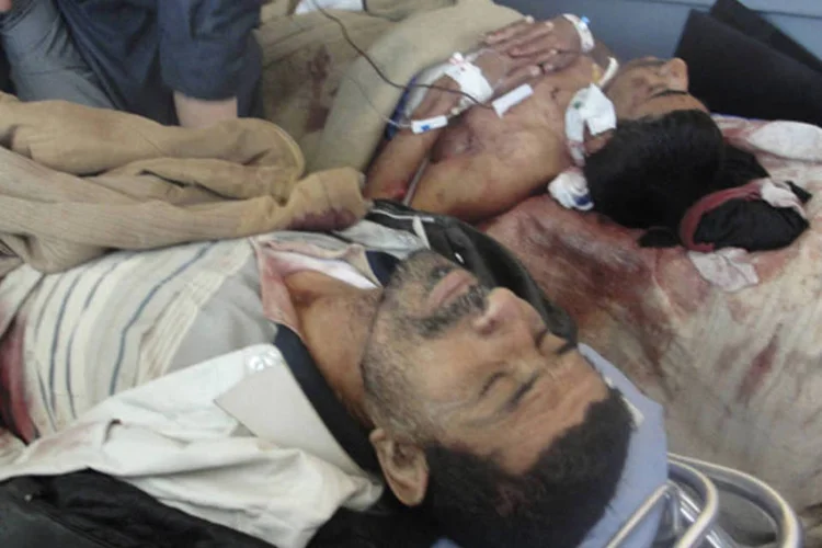 Dois homens deitados em leitos de um hospital após confronto entre as forças iraquianas e manifestantes sunitas em Kirkuk, ao norte de Bagda (Ako Rasheed/Reuters)