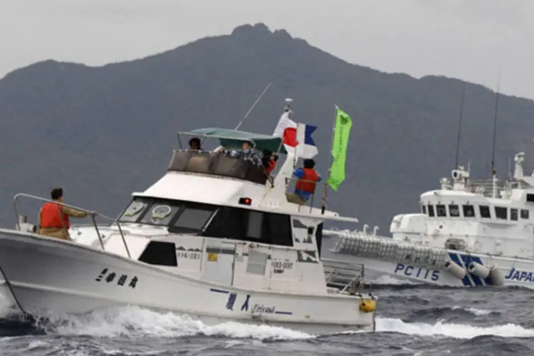 
	Navio da guarda costeira japonesa no Mar da China Oriental: Shinzio Abe disse que n&atilde;o permitir&aacute; que os chineses desembarquem nas ilhas
 (Kyodo/Reuters)