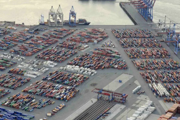 
	Cont&ecirc;ineres no terminal de carga do porto de Hamburgo, na Alemanha: exporta&ccedil;&otilde;es ir&atilde;o crescer 1,6% este ano
 (Fabian Bimmer/Reuters)
