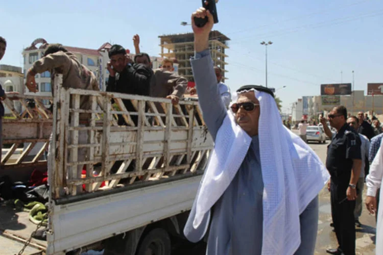 
	Homem dispara uma arma durante o funeral de um dos manifestantes que morreu em um confronto das for&ccedil;as iraquianas com sunitas em Kirkuk
 (Ako Rasheed/Reuters)