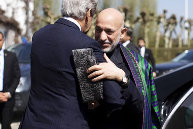 
	John Kerry cumprimenta Hamid Karzai: presidente afeg&atilde;o disse que o Conselho de Seguran&ccedil;a Nacional h&aacute; dez anos recebe ajuda financeira dos EUA
 (Evan Vucci/Reuters)