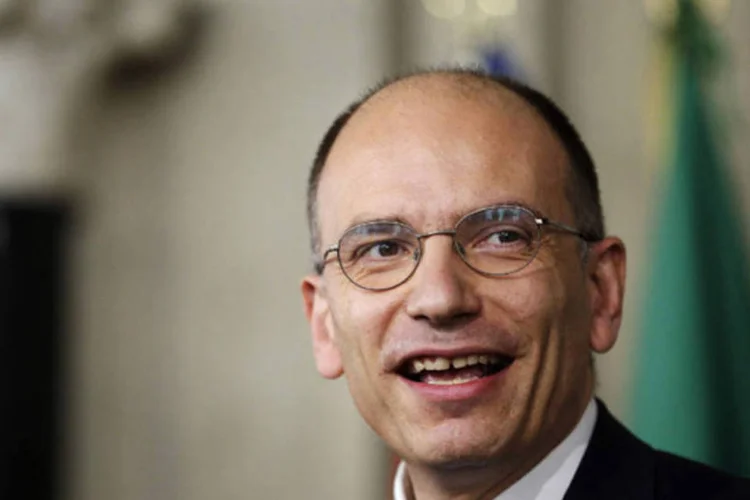 Líder parlamentar de centro-esquerda na Itália, Enrico Letta, do Partido Democrata, fala com repórteres, em Roma (Max Rossi/Reuters)