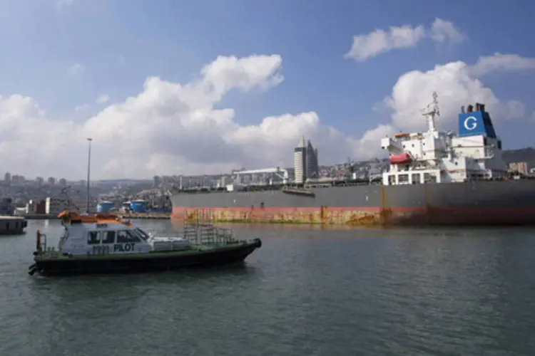
	Navio cargueiro em porto na cidade de Haifa drone foi interceptado por um ca&ccedil;a F-16 a cerca de 5 milhas n&aacute;uticas da cidade
 (Ronen Zvulun/Reuters)