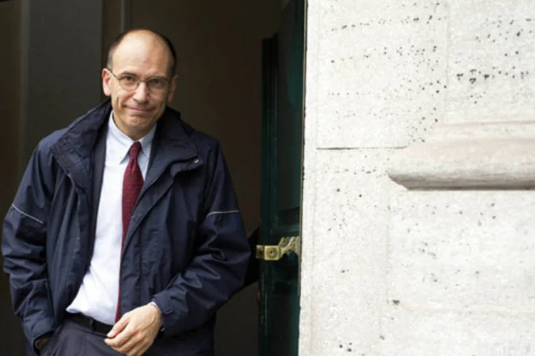 Primeiro Ministro recém-nomeado, Enrico Letta, deixa sua residência no centro de Roma (Alessandro Bianchi/Reuters)