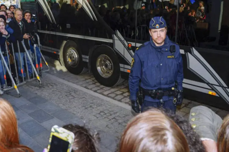 Policial em frente ao ônibus da turnê do ídolo adolescente Justin Bieber em Estocolmo, Suécia (Leo Sellen/Reuters)