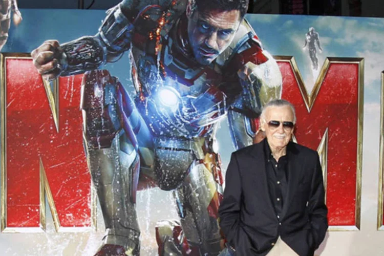 Stan Lee posa para fotos durante a estréia de "Homem de Ferro 3", no teatro El Capitan, em Hollywood (Mario Anzuoni/Reuters)