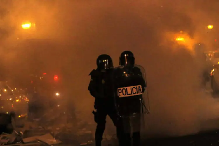 
	Policiais durante confronto com manifestantes anti-austeridade em Madri, na Espanha: mais de 10 mil suic&iacute;dios e at&eacute; 1 milh&atilde;o de casos de depress&atilde;o foram diagnosticados
 (Juan Medina/Reuters)