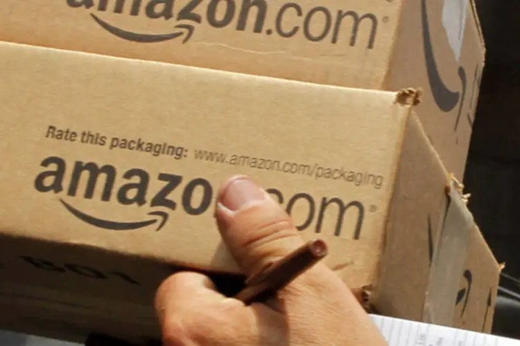 
	Motorista entrega dois pacotes da Amazon.com: empresa informou na quinta-feira uma desacelera&ccedil;&atilde;o no crescimento da receita
 (Brian Snyder/Reuters)