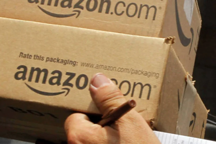 
	Motorista entrega dois pacotes da Amazon.com: vendedores de livros dizem que pr&aacute;tica amea&ccedil;a seus modelos de neg&oacute;cio
 (Brian Snyder/Reuters)