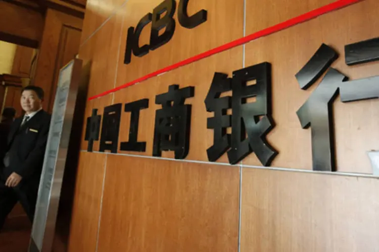 
	Funcion&aacute;rio do Banco Industrial e Comercial da China (ICBC) em um pr&eacute;dio da companhia em Pequim, China
 (Kim Kyung-Hoon/Reuters)