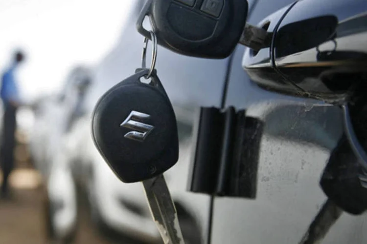 
	Chaves na porta de um Maruti&nbsp;Suzuki&nbsp;Swift: controladora da maior fabricante de autom&oacute;veis da &Iacute;ndia espera que o lucro l&iacute;quido cres&ccedil;a 12% no ano
 (Amit Dave/Reuters)
