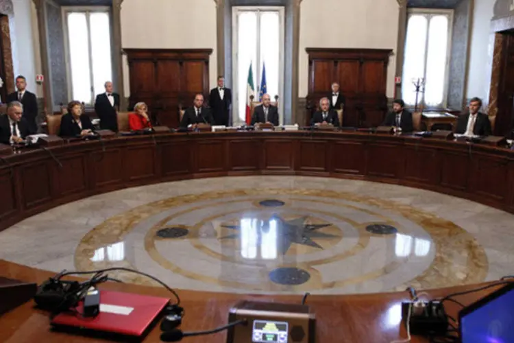 Recém-nomeado primeiro-ministro, Enrico Letta conduz sua primeira reunião de gabinete no palácio Chigi, em Roma: formação de um novo governo acalmou os investidores (Giampiero Sposito/Reuters)