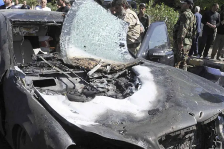Veículo danificado no bairro de Mezze, no centro de Damasco, após atentado que atingiu o primeiro-ministro sírio, Wael al-Halki (SANA/Reuters)