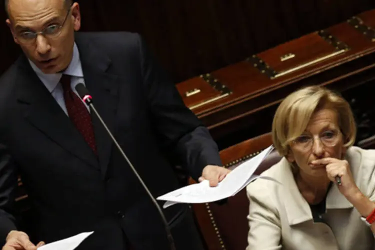 Recém-nomeado primeiro-ministro, Enrico Letta discursa no parlamento: (Alessandro Bianchi/Reuters)