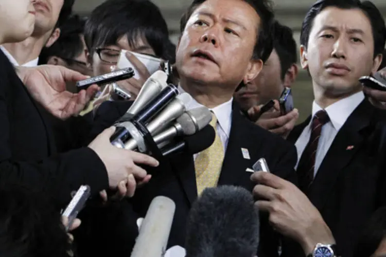 Governador de Tóquio, Naoki Inose, cercado por jornalistas no sede do Governo Metropolitano de Tóquio (Yuya Shino/Reuters)