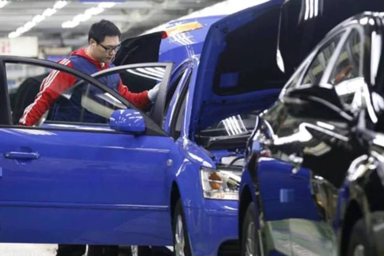 
	Trabalhador em uma f&aacute;brica da Hyundai na Coreia do Sul: empresa est&aacute; lutando contra a queda na participa&ccedil;&atilde;o do mercado, afetada por restri&ccedil;&otilde;es de capacidade e aumento da concorr&ecirc;ncia
 (Lee Jae-Won/Reuters)