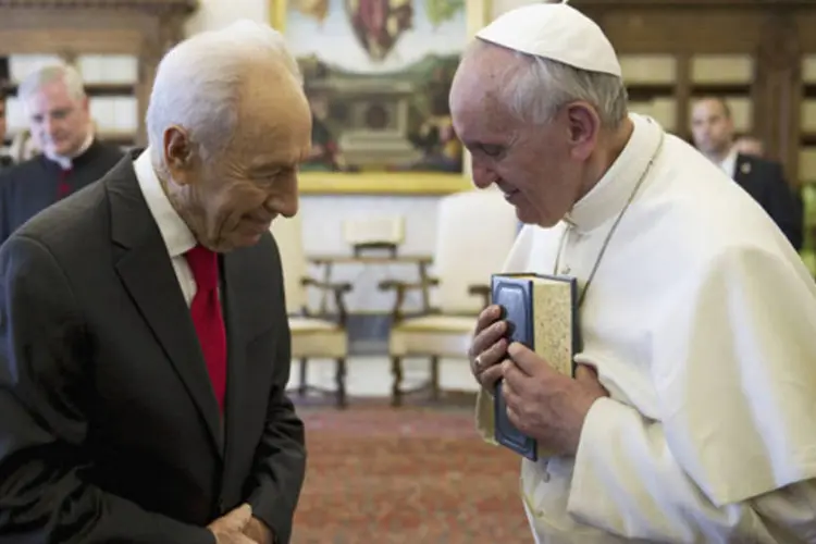 
	Papa Francisco cumprimenta o presidente de Israel, Shimon Peres: a &uacute;ltima vez que um papa viajou &agrave; Terra Santa foi em maio de 2009
 (Ettore Ferrari/Reuters)