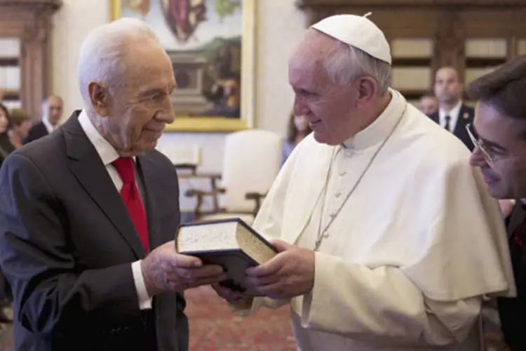 
	Papa Francisco e o presidente de Israel Shimon Peres se encontram no Vaticano: &nbsp;Peres o convidou a visitar Jerusal&eacute;m em nome de todo o povo de Israel
 (Ettore Ferrari/Reuters)