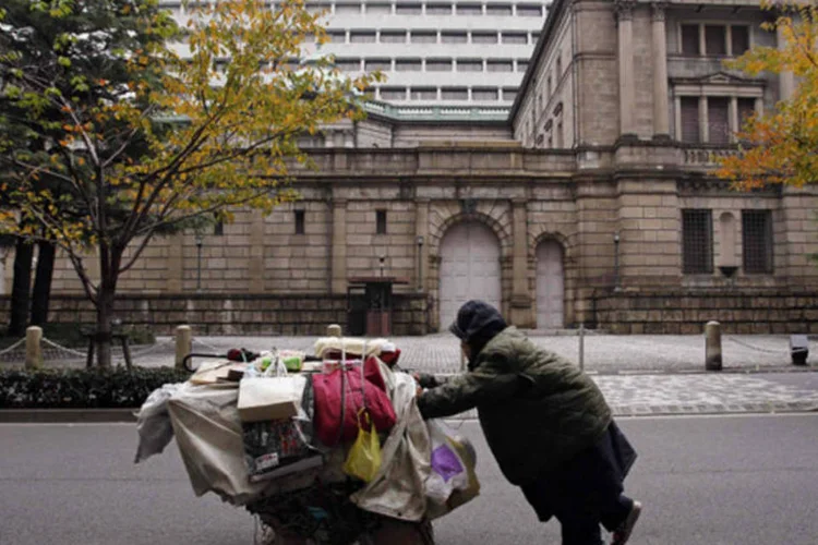 
	Sede do Banco do Jap&atilde;o, em T&oacute;quio: banco central melhorou sua avalia&ccedil;&atilde;o sobre a economia pelo quinto m&ecirc;s seguido, dizendo que ela &quot;come&ccedil;ou a se recuperar&quot;
 (Yuriko Nakao/Reuters)