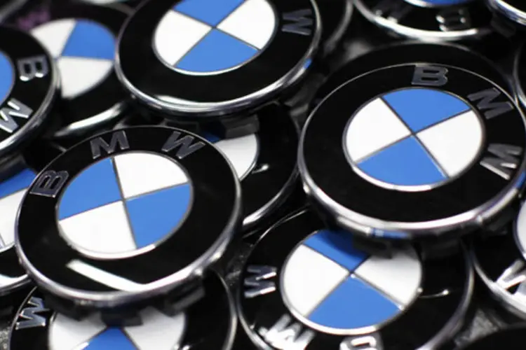 
	Logos da BMW em uma linha de produ&ccedil;&atilde;o:&nbsp;vendas mensais do grupo, incluindo as marcas Rolls-Royce e Mini, subiram 6,8%
 (Michaela Rehle/Reuters)