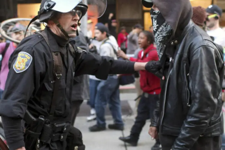 Policial e manifestante se encaram durante comício de 1º de Maio, em Seattle, no Estado de Washington, Estados Unidos (Matt Mills McKnight/Reuters)