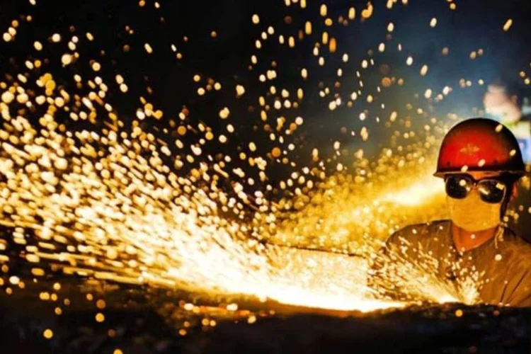 
	Trabalhador em uma f&aacute;brica na China: resultado a aumenta expectativas de que o governo possa ter que tomar medidas para dar suporte &agrave; atividade
 (China Daily/Reuters)