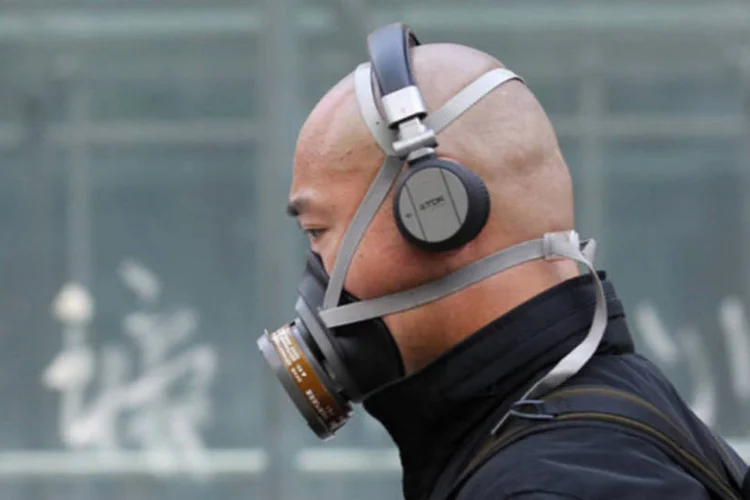 
	Homem com m&aacute;scara contra polui&ccedil;&atilde;o: consumo de carv&atilde;o nas cidades de Pequim e Tianjin e nas prov&iacute;ncias de Shanxi, Hebei e Shandong ser&aacute; reduzido em um total de 83 milh&otilde;es de toneladas por ano
 (Kim Kyung-Hoon/Reuters)