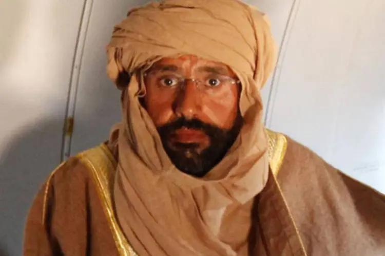 Saif al-Islam Gaddafi é visto sentado em um avião, em Zintan, Líbia (Ismail Zitouny/Reuters)