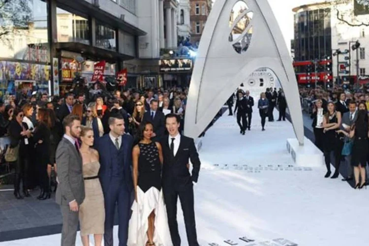 
	Elenco do filme &quot;Al&eacute;m da Escurid&atilde;o - Star Trek 2&quot; posa para foto na pr&eacute;-estreia do filme na pra&ccedil;a Leicester, centro de Londres
 (Andrew Winning/Reuters)