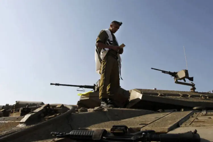
	Soldado israelense nas colinas de Gol&atilde;:&nbsp;o ataque do domingo passado - do qual Israel n&atilde;o se responsabilizou - destruiu v&aacute;rias instala&ccedil;&otilde;es militares dos arredores de Damasco.
 (Baz Ratner/Reuters)