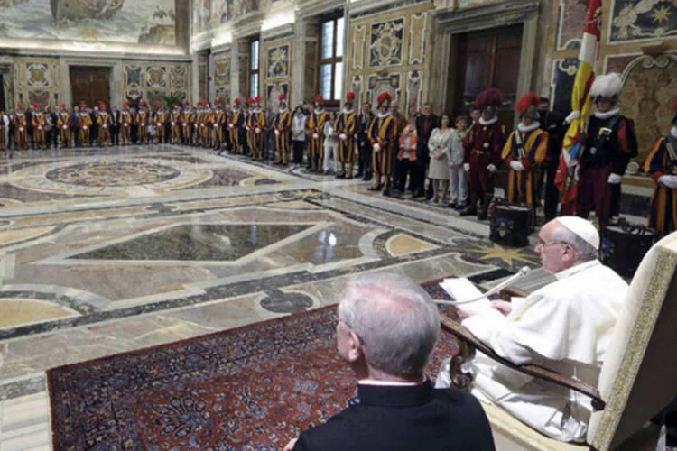 
	Papa Francisco em uma audi&ecirc;ncia privada no Vaticano: l&iacute;der da Igreja Cat&oacute;lica busca fazer da preocupa&ccedil;&atilde;o com os pobres a principal marca do seu pontificado
 (Osservatore Romano/Reuters)
