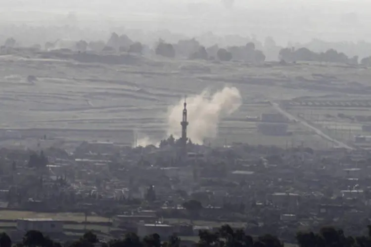 Fumaça sobe após explosões no vilarejo sírio de Al Rafeed, perto da linha de cessar fogo com Israel, nas Colinas de Golã (Baz Ratner/Reuters)