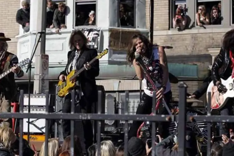 Integrantes da banda Aerosmith fazem show diante de seu antigo apartamento em Allston, Massachusetts, em novembro de 2012 (Jessica Rinaldi/Reuters)