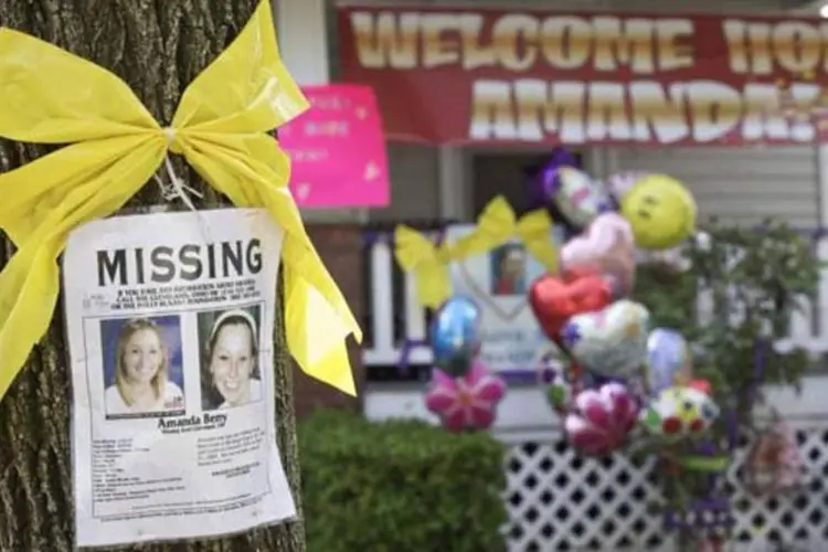 Cartaz de pessoa desaparecida mostra a foto de Amanda Berry, uma das três mulheres libertadas após quase 10 anos de cativeiro, em frente a casa de sua irmã (John Gress/Reuters)