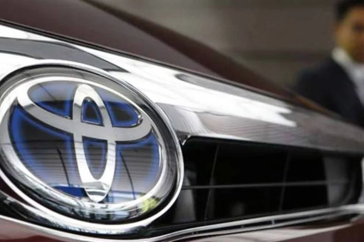
	Visitante olha um carro da Toyota: cerca de 2.500 empregos ser&atilde;o afetados quando a f&aacute;brica interromper a produ&ccedil;&atilde;o de carros no pa&iacute;s
 (Yuya Shino/Reuters)