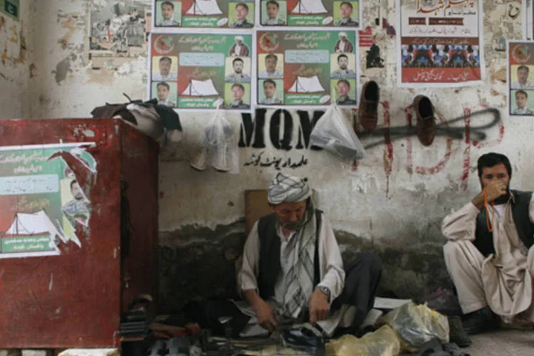 
	Oficina de sapatos da comunidade xiita de Hazara mostra cartazes de candidatos das elei&ccedil;&otilde;es do Paquist&atilde;o, em Quetta
 (Naseer Ahmed/Reuters)
