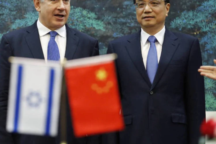 Primeiro-ministro israelense, Benjamin Netanyahu, fala com o primeiro-ministro da China, Li Keqiang, em cerimônia no Grande Salão do Povo em Pequim (Kim Kyung-Hoon/Reuters)