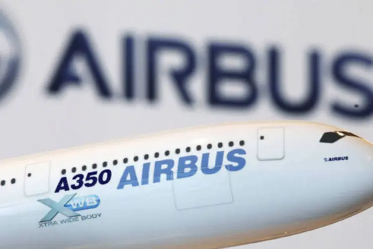 
	Modelo de um Airbus A350: a empresa explicou que os custos para desenvolver o novo jato de longo alcance A350 prejudicaram o retorno (Bobby Yip/Reuters)