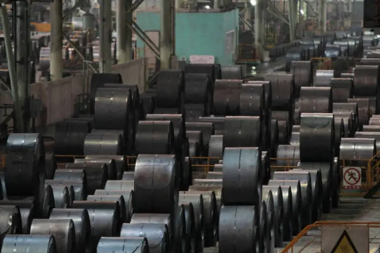 Linha de produtos de aço inoxidável em uma fábrica da Baosteel, maior siderúrgica com ações em bolsa da China, em Xangai (Aly Song/Reuters)