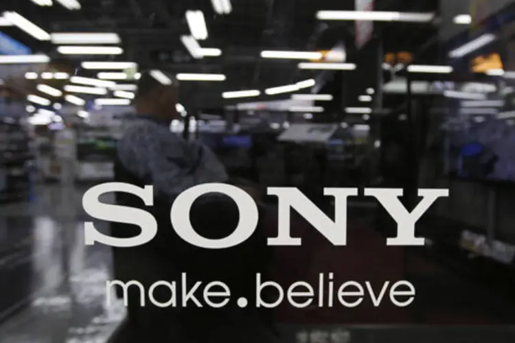 
	Logo da Sony em uma loja de produtos eletr&ocirc;nicos em T&oacute;quio: companhia n&atilde;o atingiu suas previs&otilde;es para sua divis&atilde;o de TV e smartphones no ano passado
 (Toru Hanai/Reuters)