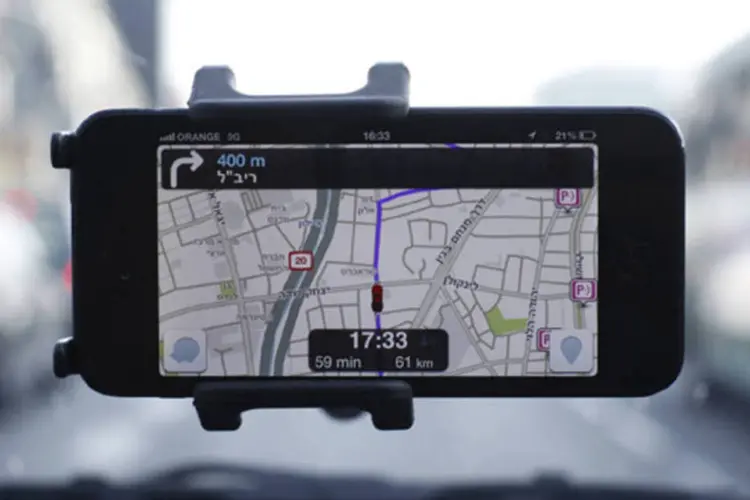 Waze, um aplicativo móvel de navegação por satélite, é visto em um smartphone em um carro de Tel Aviv, Israel (Nir Elias/Reuters)