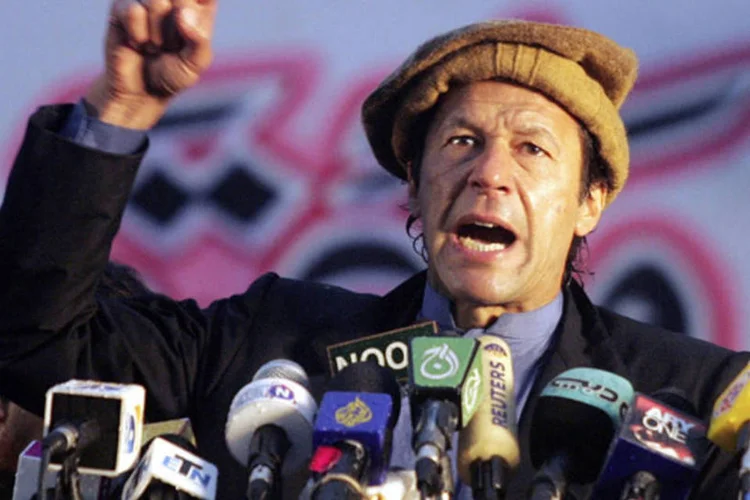 Imran Khan, jogador de critique que virou político e presidente do partido  Pakistan Tehreek-i-Insaaf (PTI), discursa durante uma manifestação anti-Musharraf organizada pela oposição paquistanesa (Mian Khursheed/Reuters)