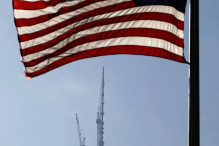 
	A &uacute;ltima parte da espiral &eacute; colocada sobre o One World Trade Center, em Nova York: para muitas pessoas, o edif&iacute;cio &eacute; a melhor resposta aos terroristas que derrubaram as Torres G&ecirc;meas
 (Gary Hershorn/AFP)